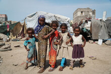 한국의 지원으로 식량을 지원 받은 예멘의 아이들. WFP/Alaa Noman