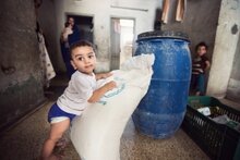 가자지구 ‘인도적지원 위한 5시간 휴전’동안 주민들에게 식량을 배급하였습니다.